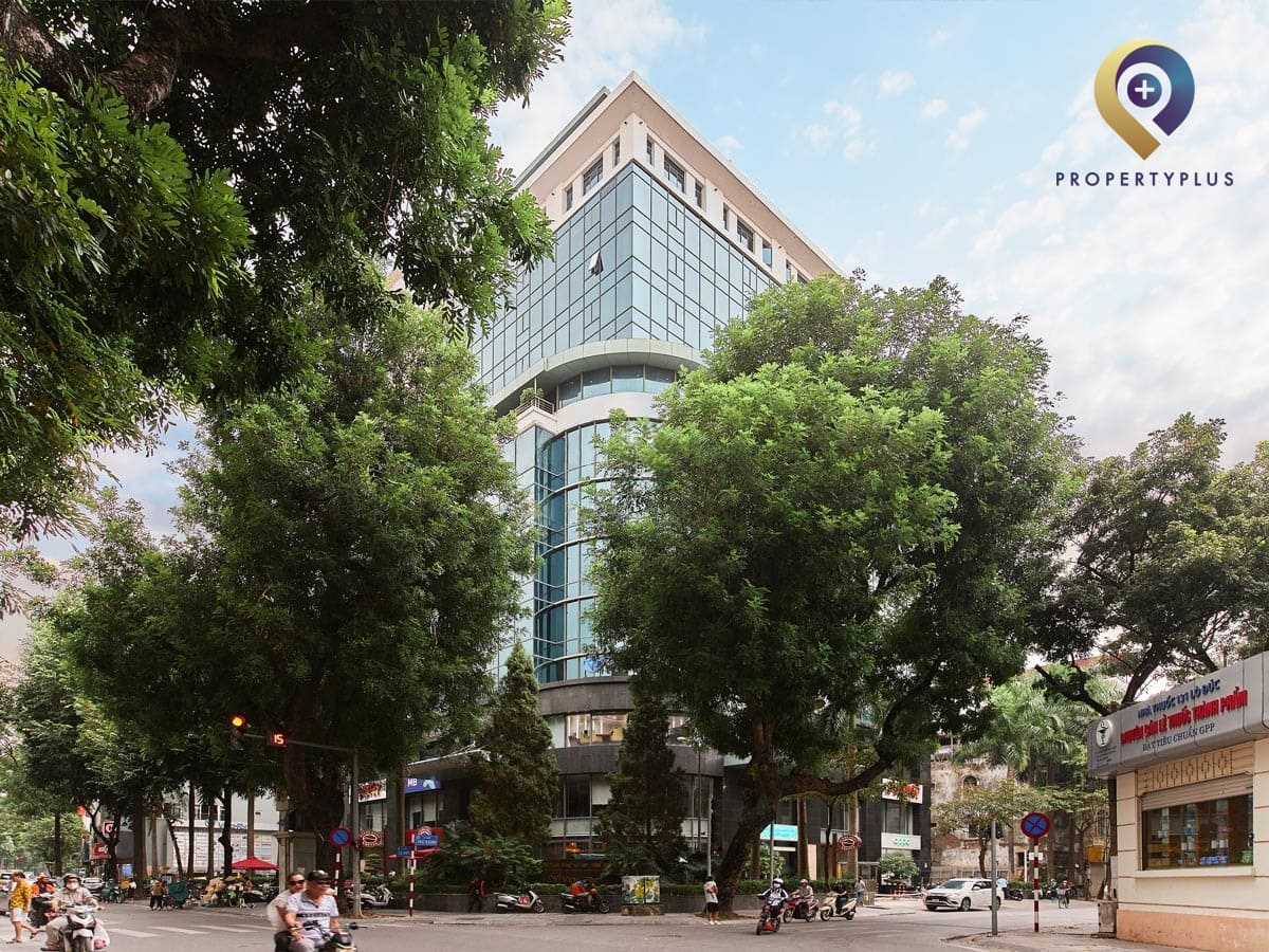 Toàn cảnh tòa nhà Vinafor Building nhìn từ góc phố Lò Đúc với bầu trời xanh. - hình ảnh từ Property Plus